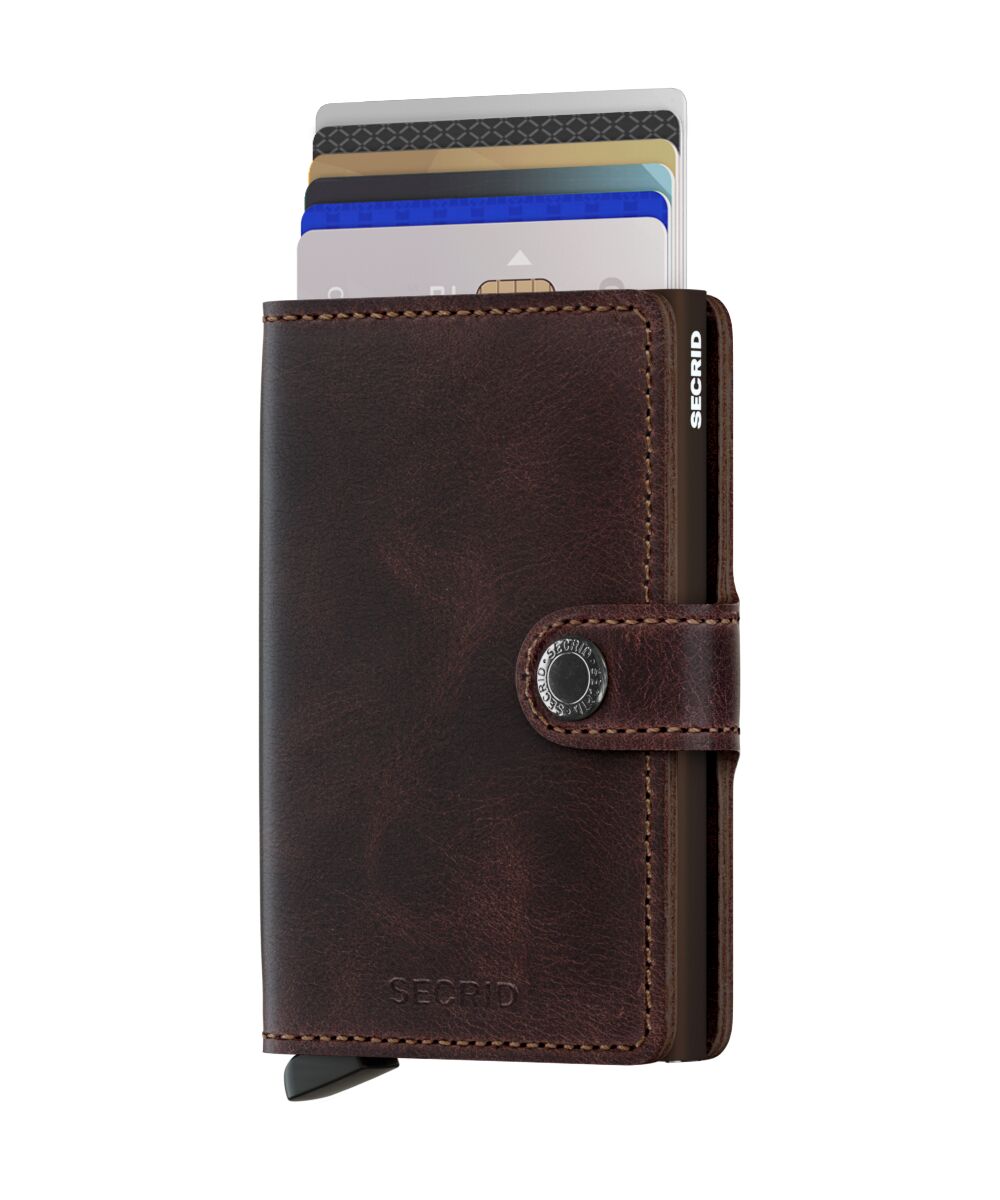 Miniwallet Vintage Chocolate is gecorrigeerd leer, gemaakt in Nederland van Europese runderhuiden. Bezoek onze leerpagina voor meer informatie over leereigenschappen, ons productieproces en verzorgingsinstructies.

Draagt
4 verdikte of 6 platte kaarten
4 extra kaarten
Bankbiljetten
Visitekaartjes
Bonnetjes
Afmetingen en gewicht
65 x 102 x 21 mm
72 g